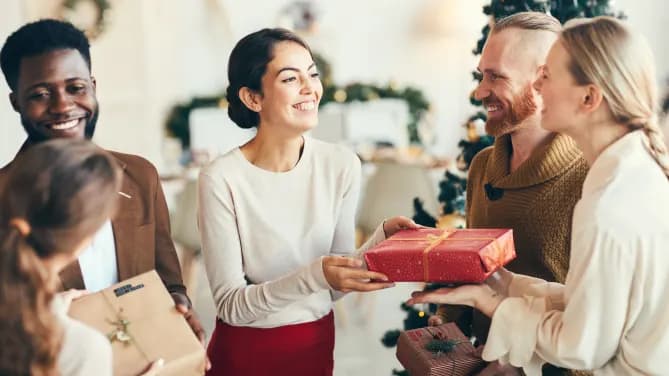 Holiday Office Gift Giving Do's and Don'ts